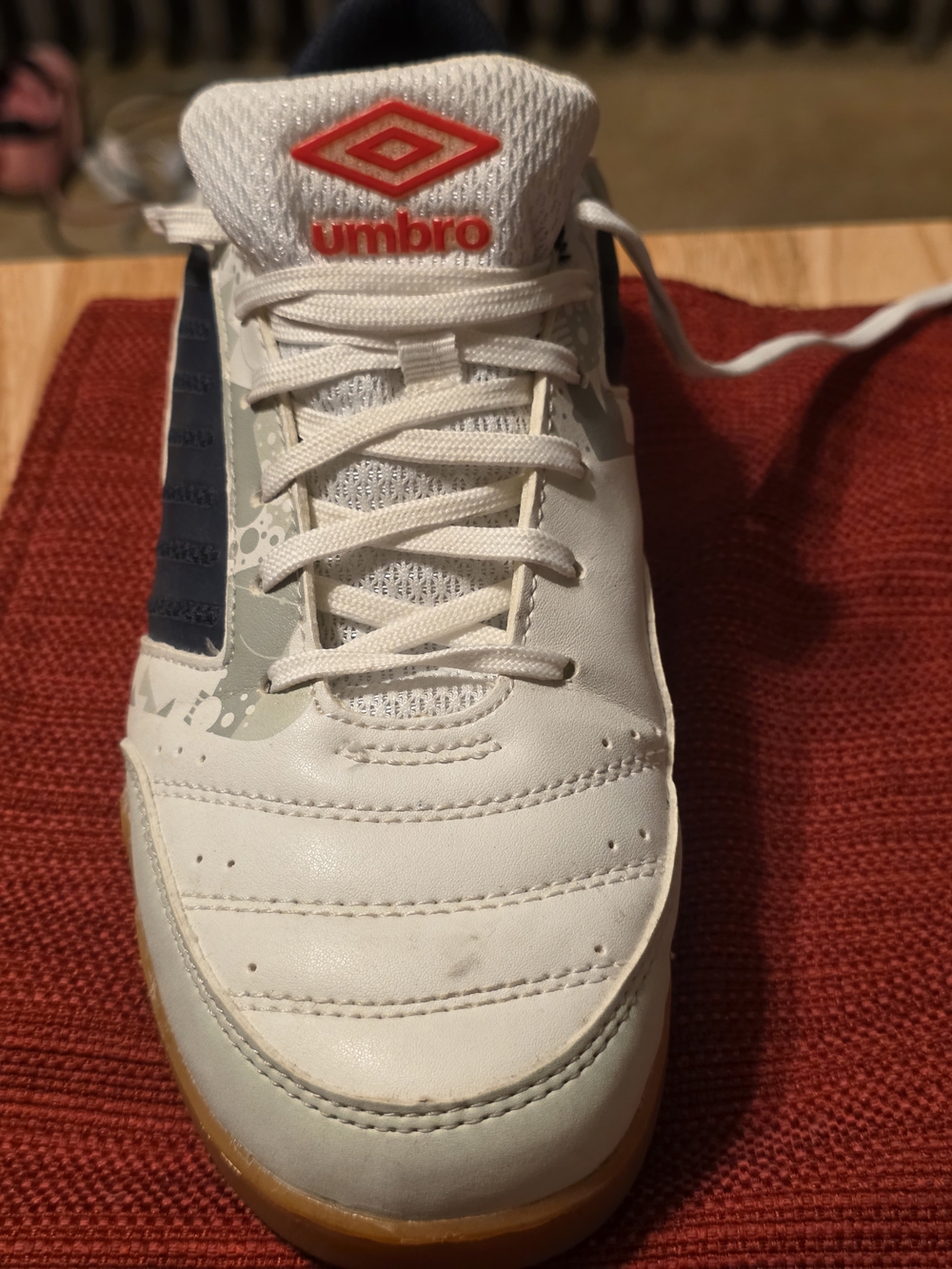 Umbro Chaleira Liga Men’s White & Navy Indoor Soccer Shoe